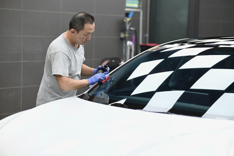 汽車玻璃鍍膜施工，Tesla 全景天窗玻璃鍍膜——誠美車體美容台北內湖