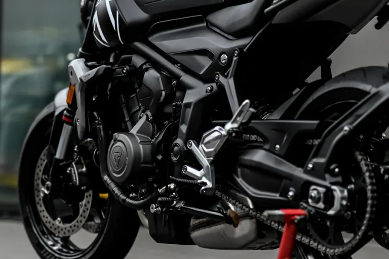 Triumph 重機鍍膜完工車身光澤細節