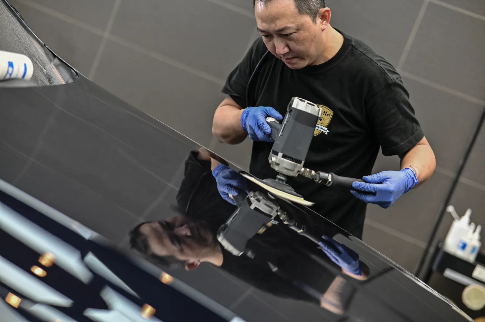 汽車鍍膜施工過程，前置漆面拋光矯正工序——誠美車體美容台北內湖