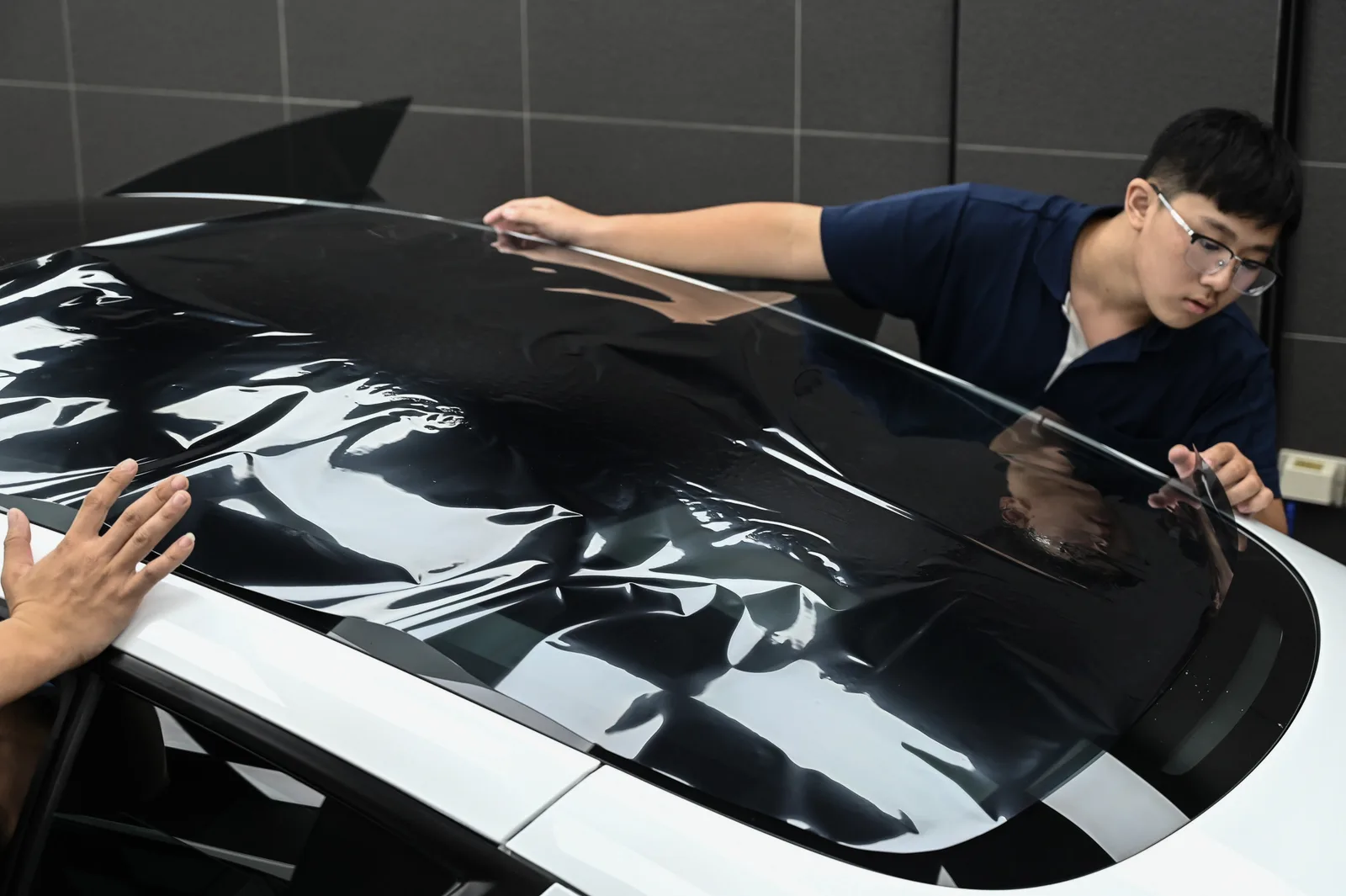 汽車玻璃鍍膜施工，Tesla 全景天窗玻璃鍍膜——誠美車體美容台北內湖