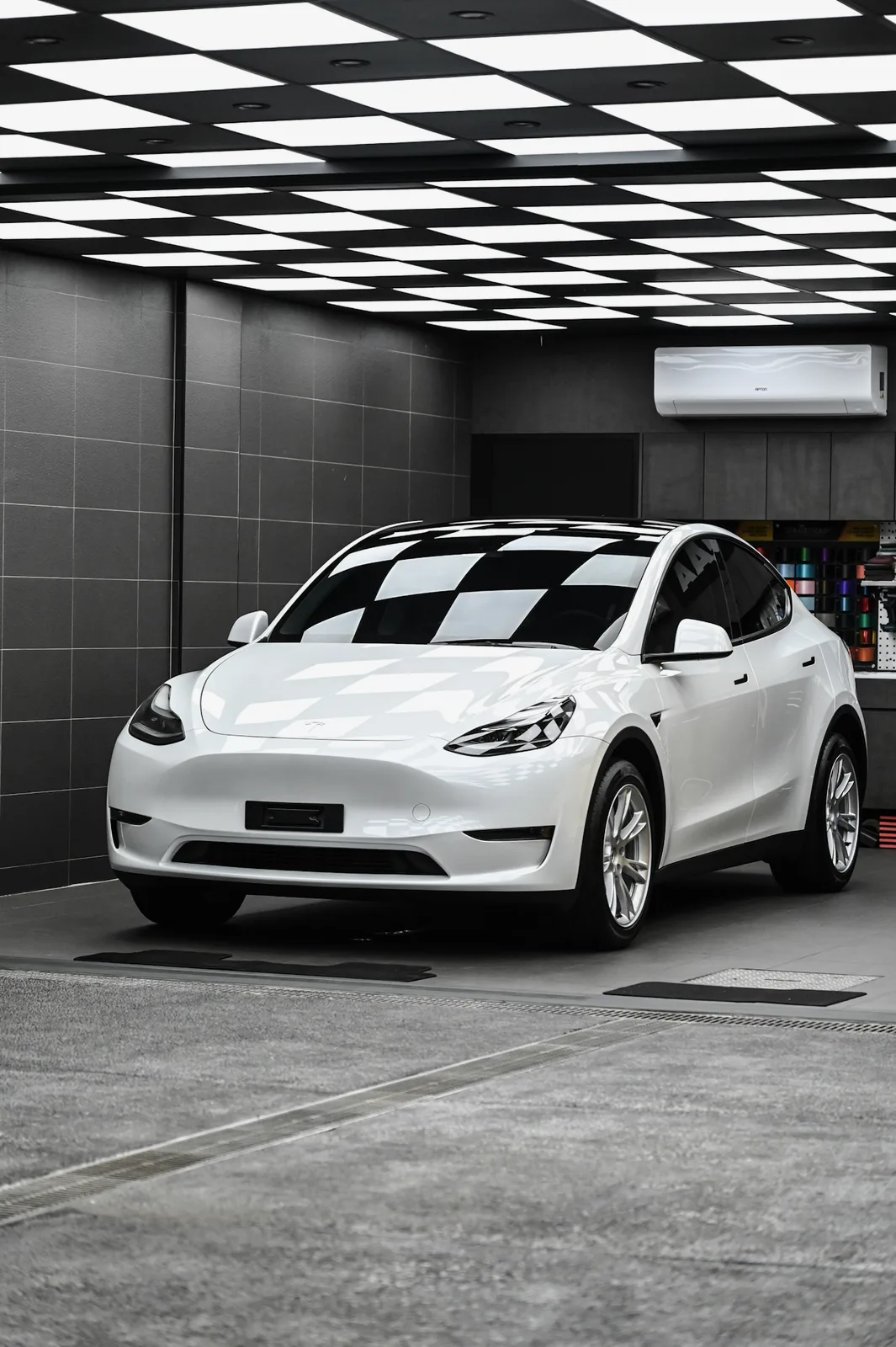 電動車鍍膜施工，Tesla Model Y 雙層鍍膜完工——誠美車體美容台北內湖
