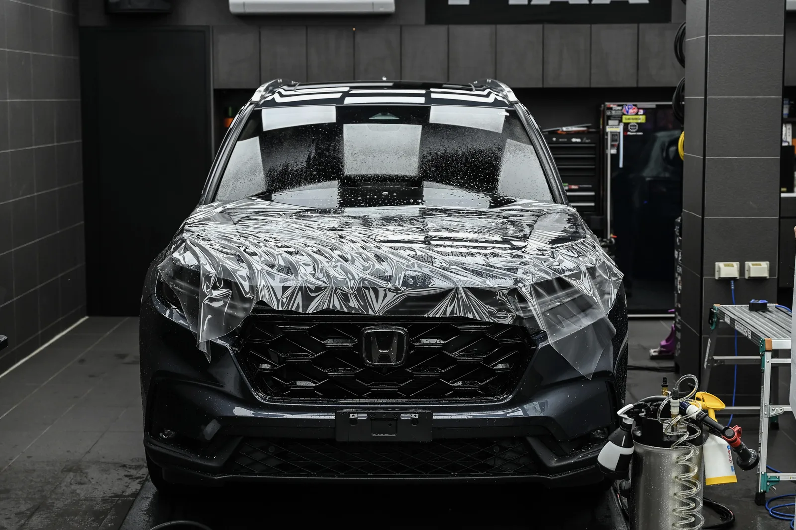 犀牛皮包膜施工，Honda CR-V 引擎蓋曲面貼合細節——誠美車體美容台北內湖