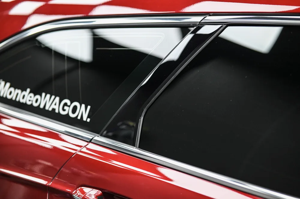 側窗下緣可見 Mondeo Wagon 字樣，車門鈑件包膜後呈平整鏡面