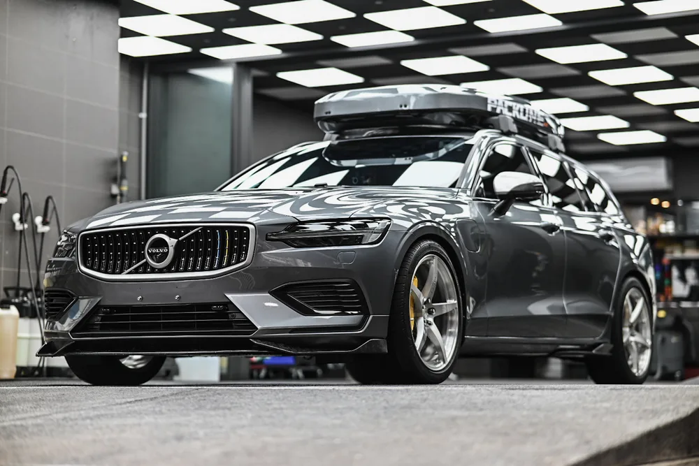 Volvo V60 車頭正面停於廠內，前保桿與水箱罩線條完整呈現
