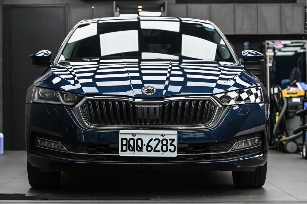 Škoda Octavia 車頭正面，水箱罩與頭燈線條完整呈現
