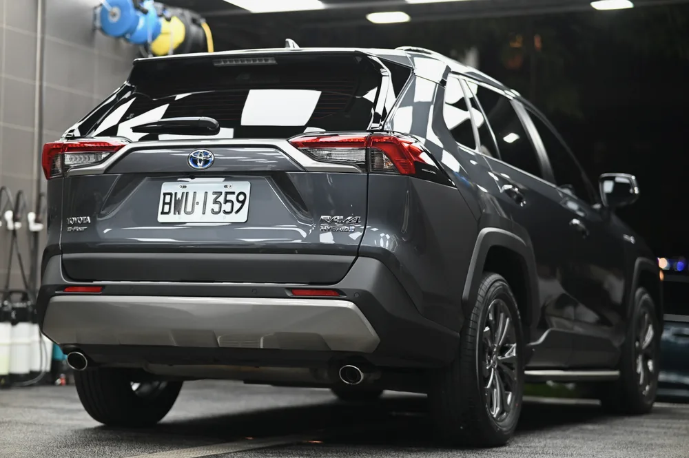 Toyota RAV4 Hybrid 右後方視角，尾門與後保桿在自然光下呈現光澤