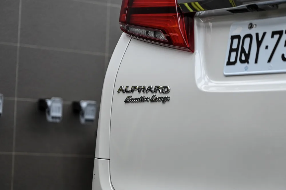 車尾 ALPHARD Executive Lounge 銘牌特寫