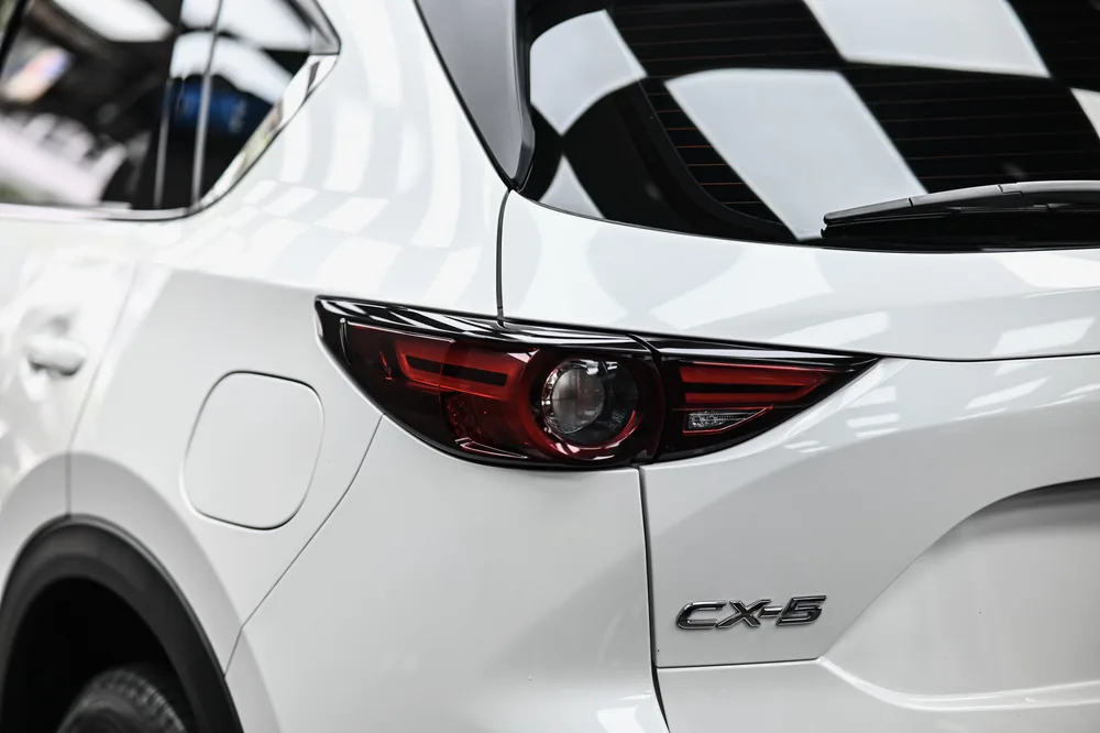 尾燈與 CX-5 車型銘牌特寫