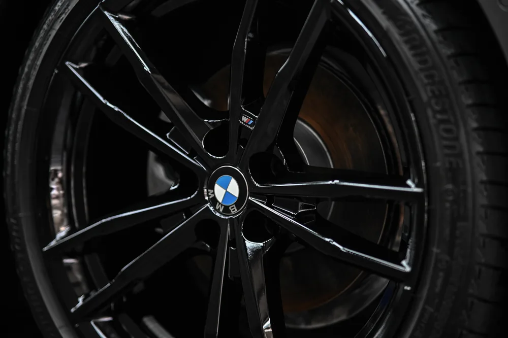 黑色多輻鋁圈與 BMW 輪心蓋近拍，輪框內側乾淨