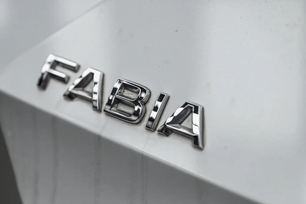 白色 Škoda Fabia 車尾的鍍鉻車型字樣與周邊漆面，誠美車體美容