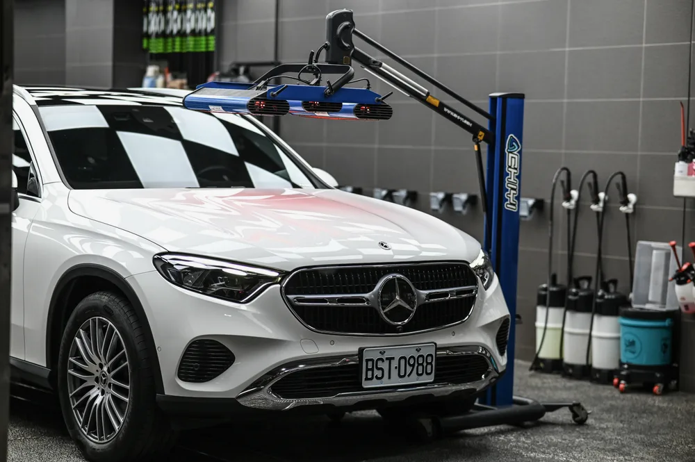 白色 Mercedes-Benz GLC 進廠後停在舉升機旁等待施工