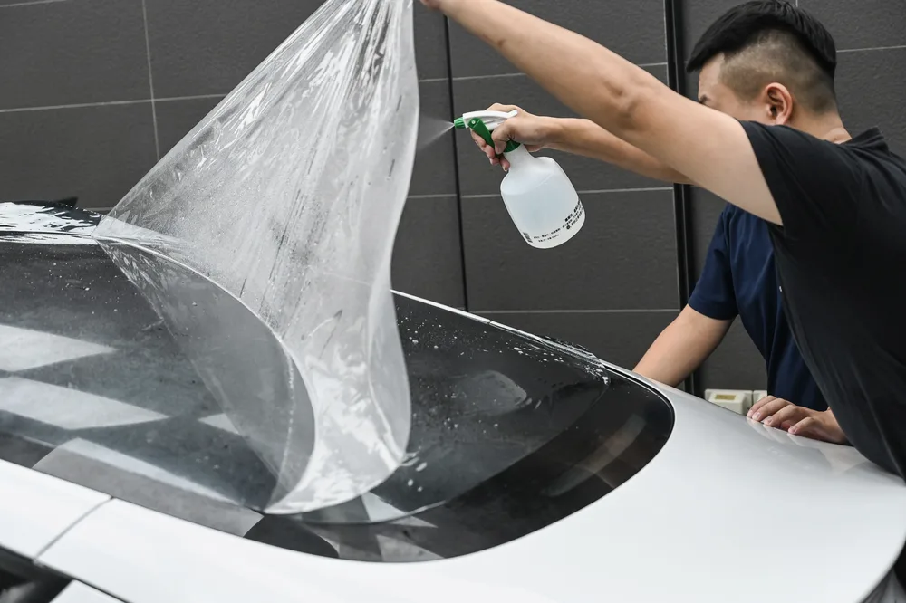 以噴瓶在隔熱紙表面噴水，便於後續移動與對位