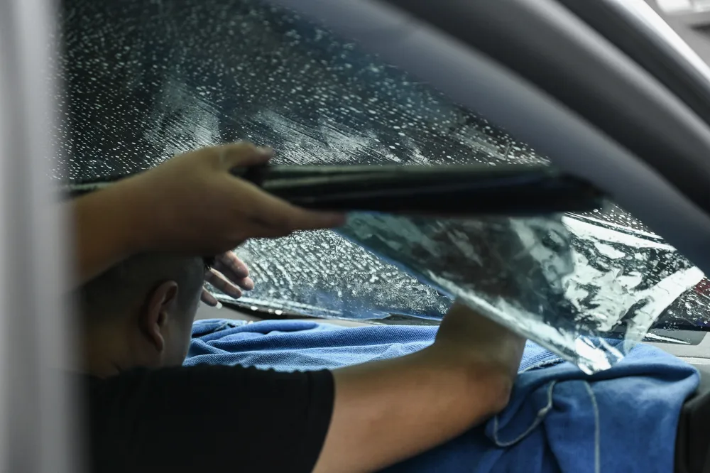 車內手持刮板，將側窗隔熱紙下方的水分與氣泡推出