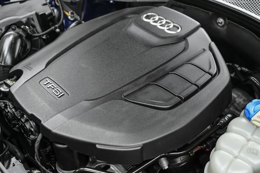 Audi 引擎上蓋與周邊管線清洗後，表面潔淨無油汙堆積，誠美車體美容