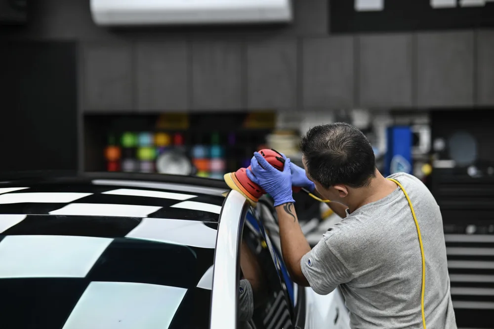 施工人員以拋光機沿車頂與 A 柱交界處來回作業