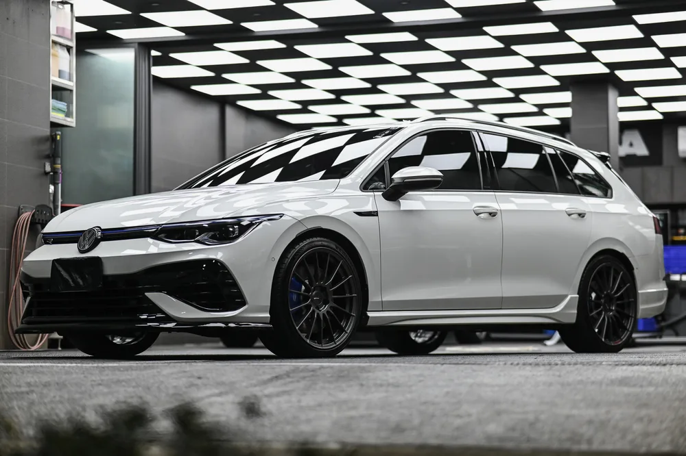 VW Golf R Variant 白色旅行車基礎打蠟完工照 誠美車體美容