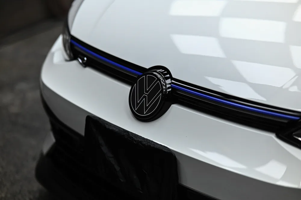 Golf R 水箱護罩 VW 廠徽與藍色飾條打蠟後光澤特寫