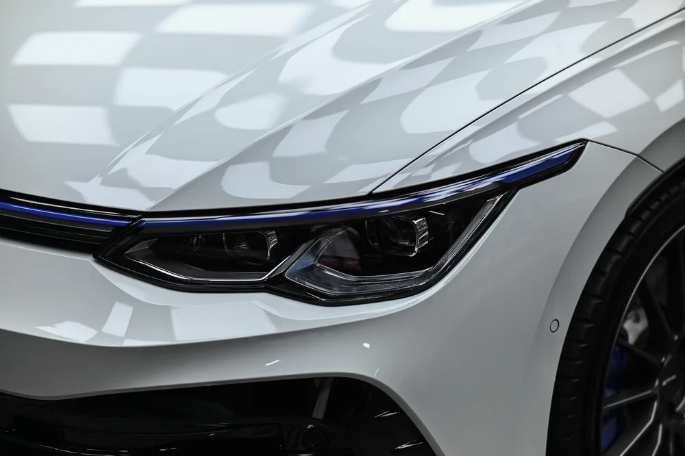 Golf R 頭燈組與前葉子板打蠟後漆面倒影特寫