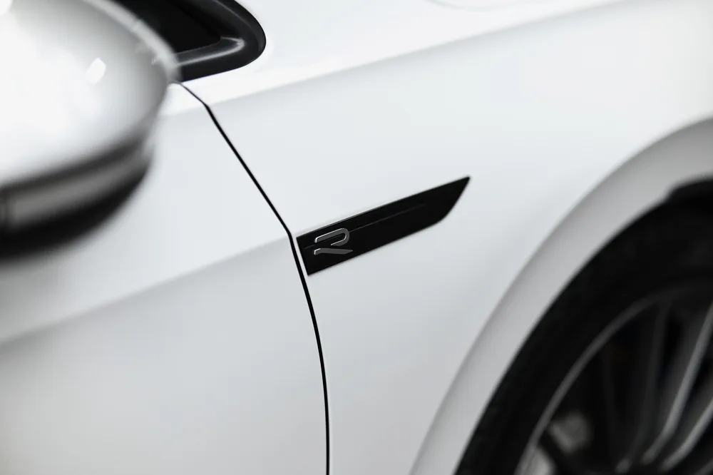 白色 Golf R 前葉子板 R 徽飾打蠟後細節