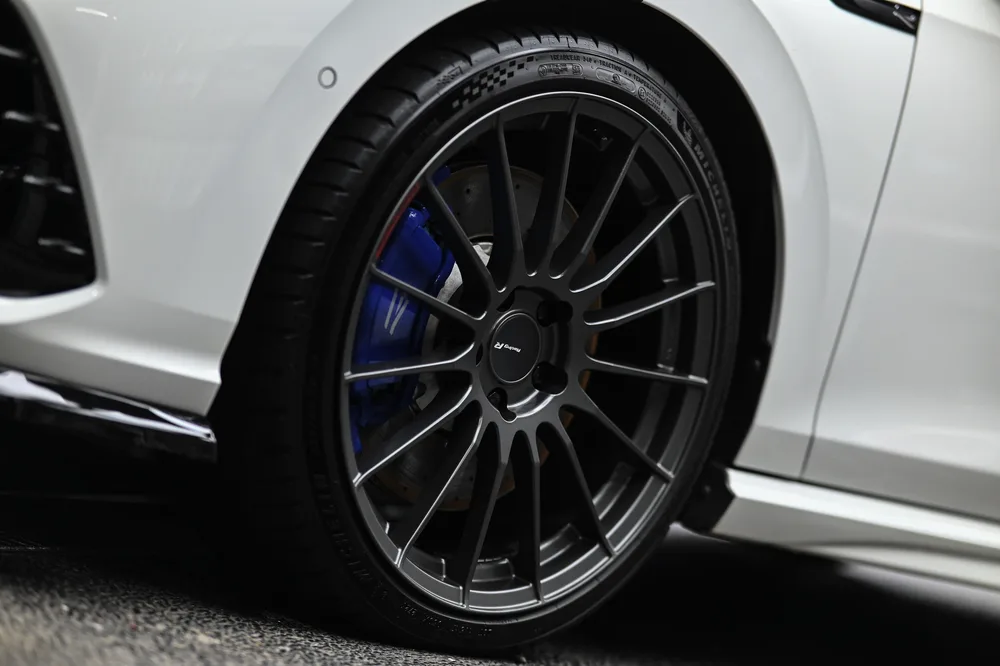 Golf R 輪圈與藍色煞車卡鉗清潔後特寫