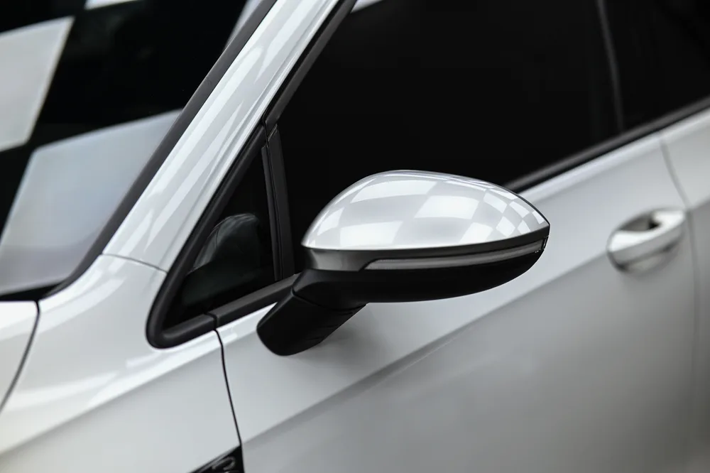 白色 Golf R 後視鏡蓋與車側線條打蠟後光澤