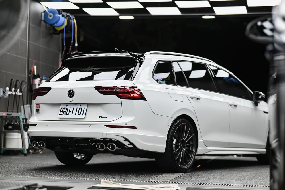 VW Golf R Variant 白色旅行車車尾整體完工照，攝於誠美內湖工作區