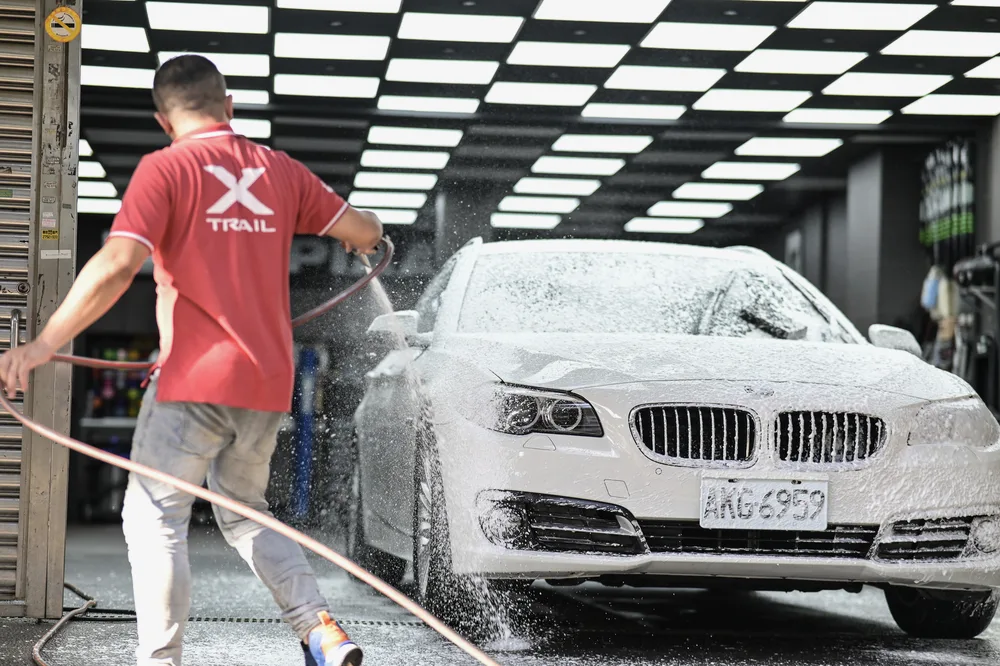 技師以噴槍將雪泡覆蓋整台車身