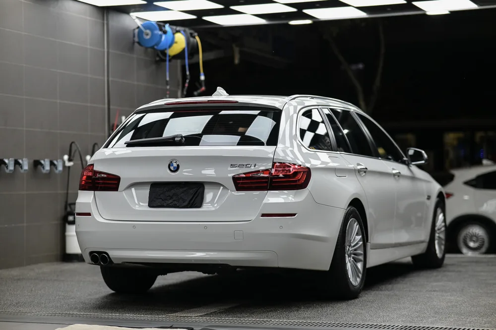 從左後方拍攝的完工車側，車身線條在施工區燈下完整呈現