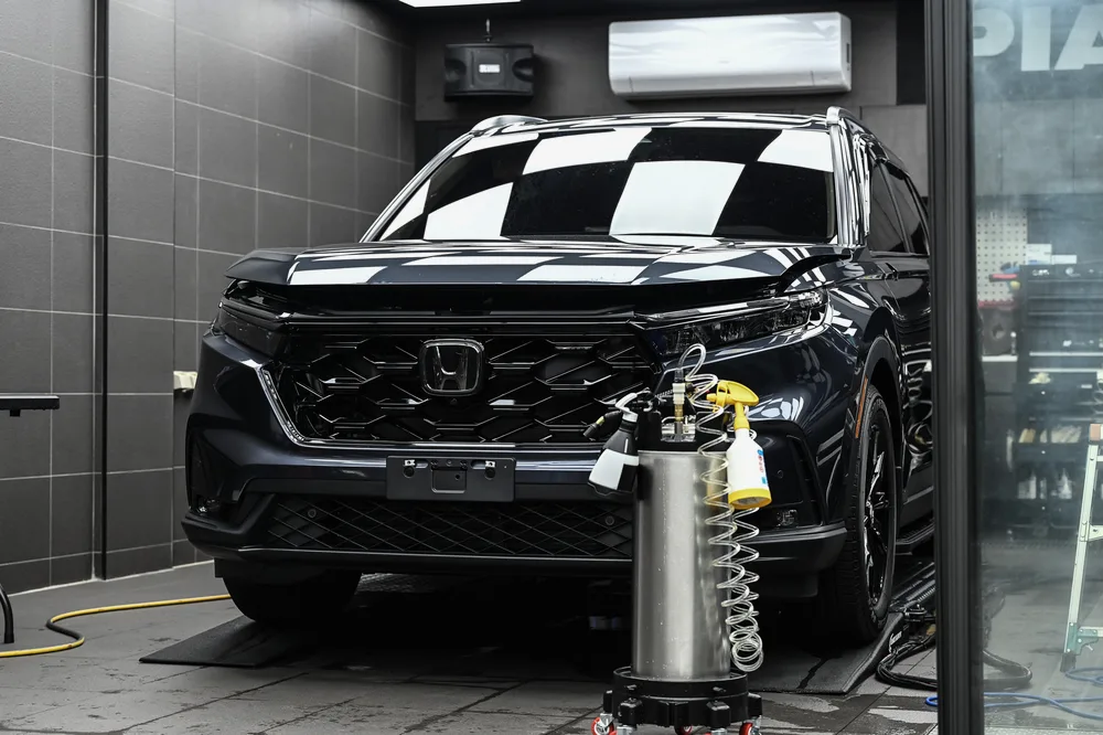 Honda CR-V 黑色車頭進廠整體照，犀牛皮包膜施工前漆面清潔準備