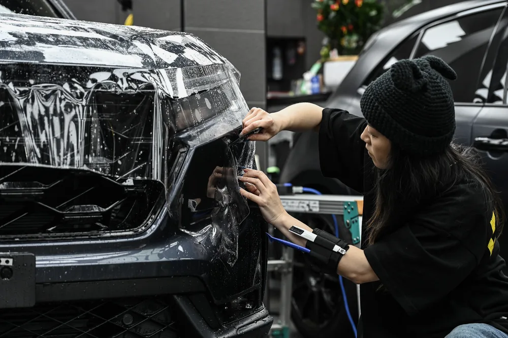 Honda CR-V 頭燈與前保桿區域犀牛皮貼合作業