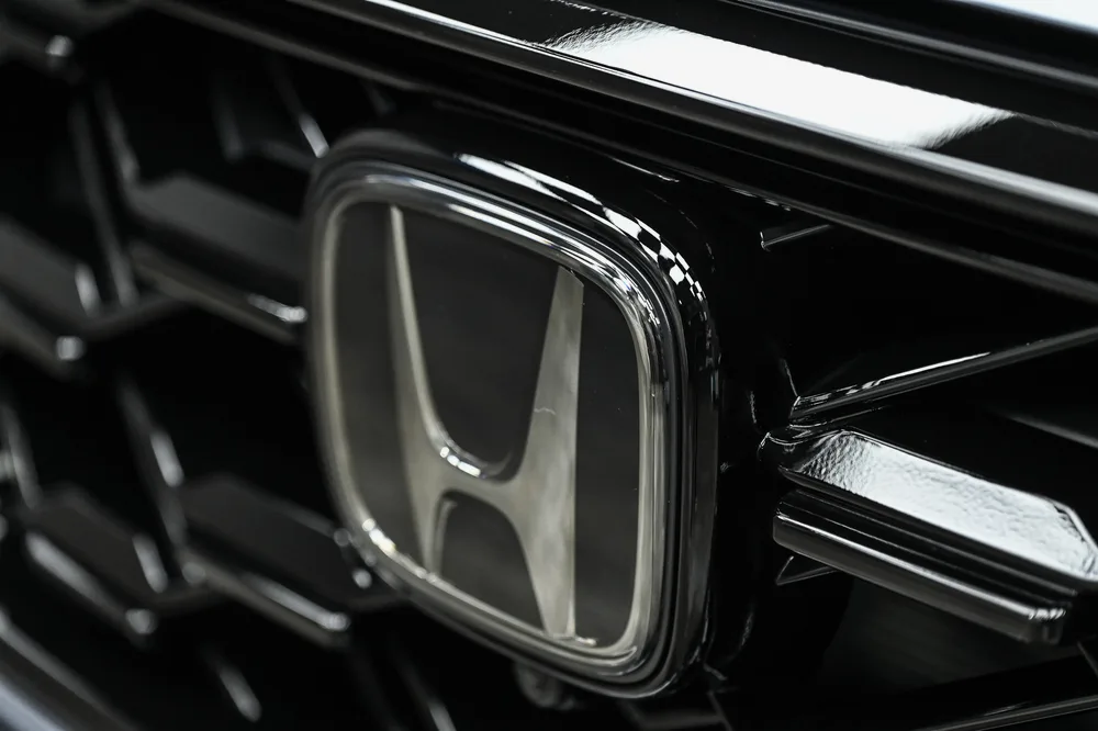 Honda CR-V 水箱護罩與廠徽區域犀牛皮包覆完成特寫