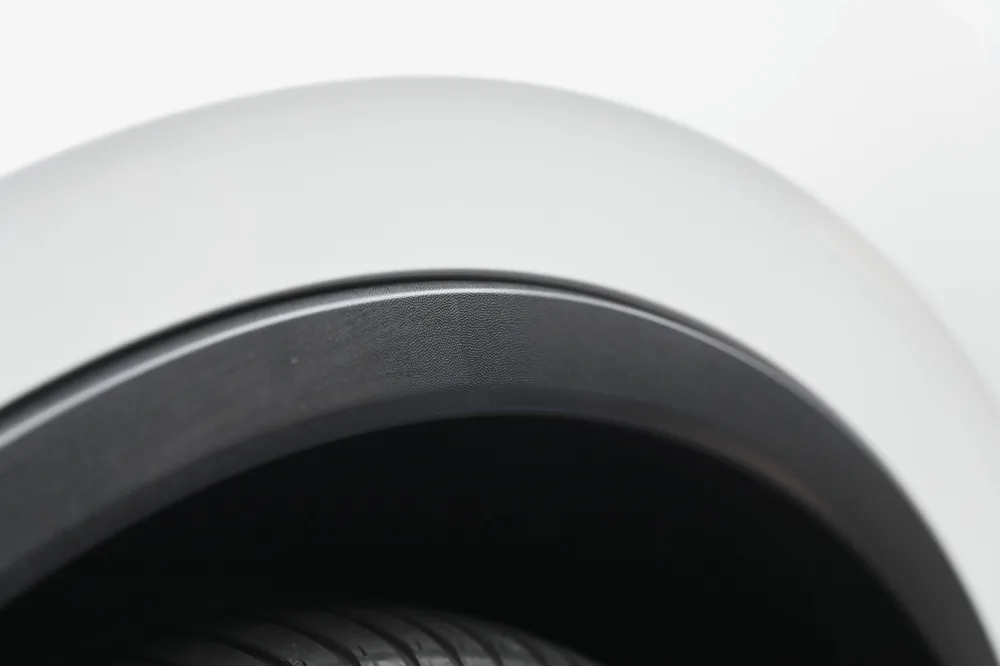 前輪拱塑料飾板完工特寫，表面呈霧面深黑且無泛白