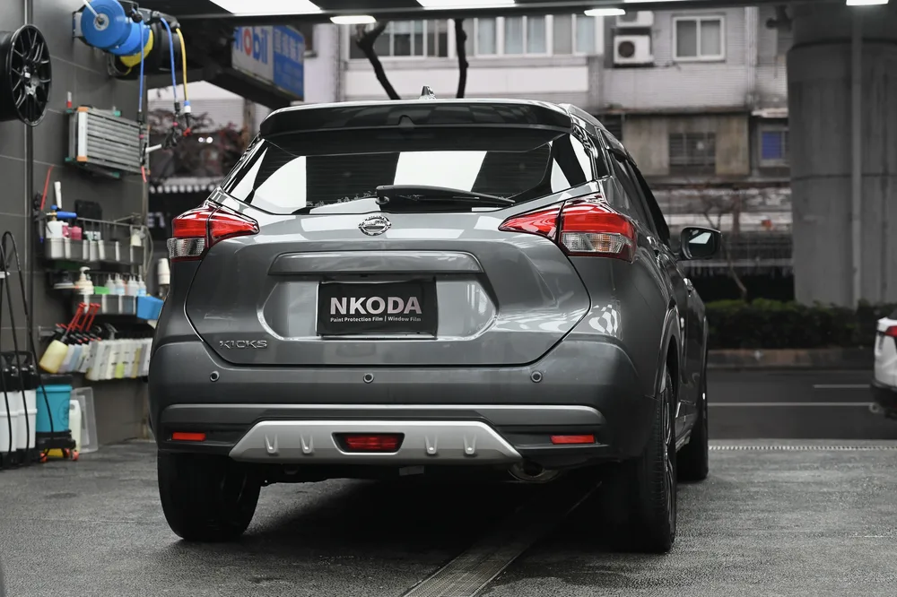 Nissan Kicks 正後方視角，尾門與後保桿鈑面呈現均勻光澤