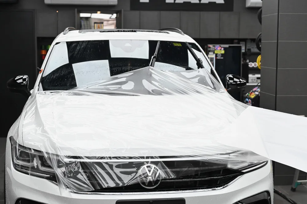 整片透明保護膜覆蓋在 Volkswagen Tiguan 車頭與引擎蓋上等待對位
