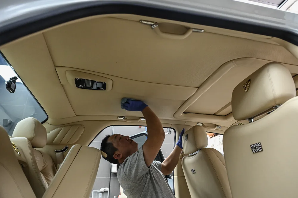 車艙頂篷內襯逐面清潔，處理米色內裝與飾條交界