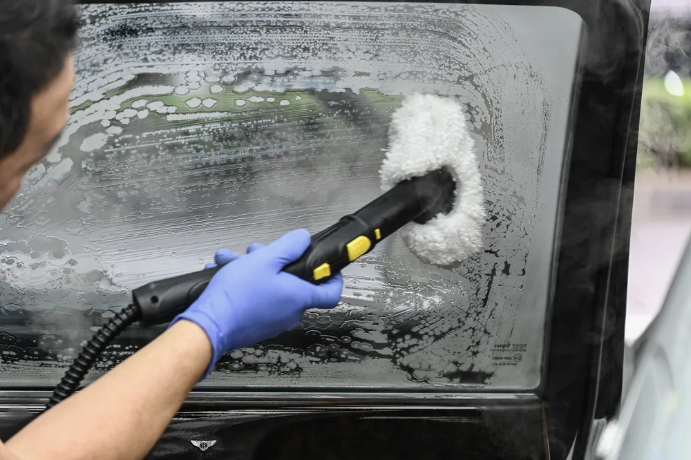 車窗玻璃以蒸氣處理後，布面帶出的深色污垢清楚可見